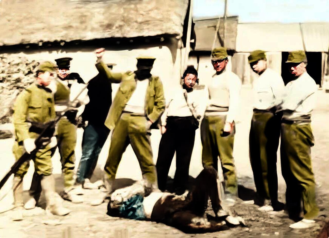 这不是电影场景，而是侵华日军残害中国平民的真实写照。画面中，一个穿着昭五式军