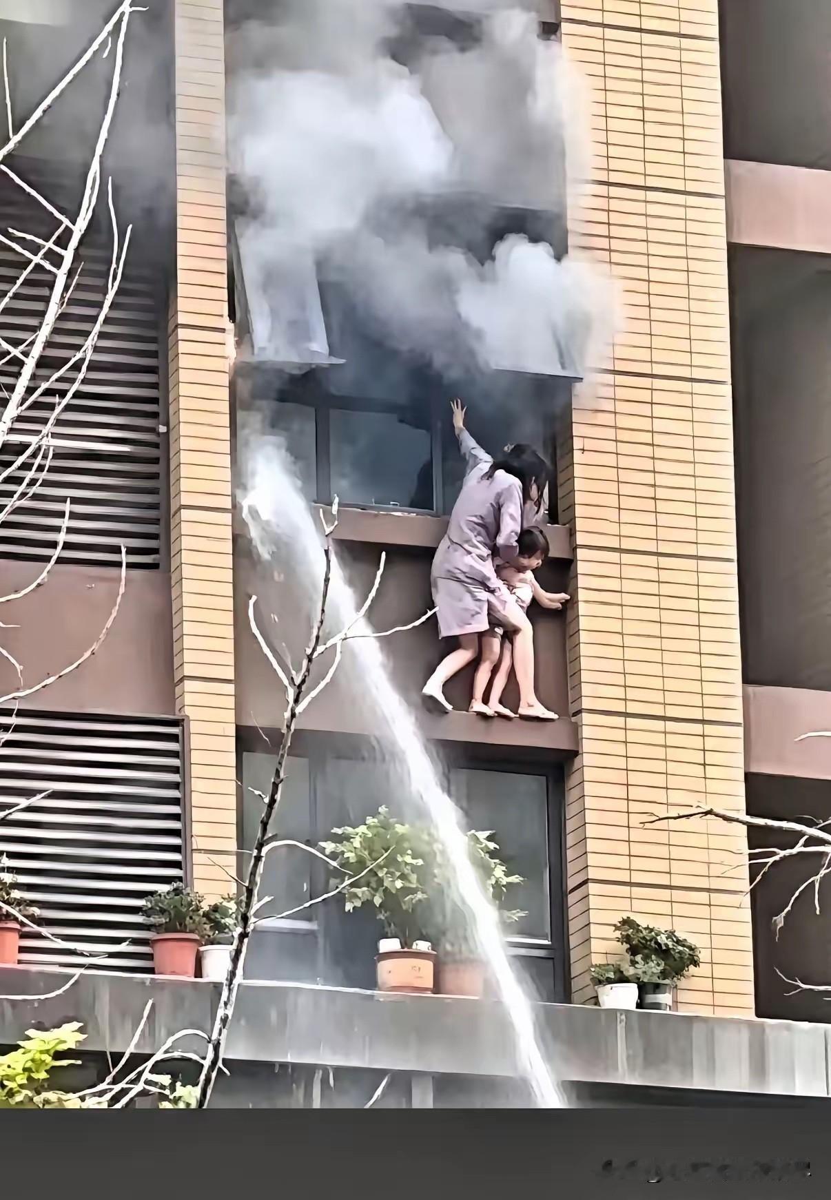 这个时候到底该不该喷水呢？有网友说其实这个时候喷水的主要目的，应该就是为了给窗户