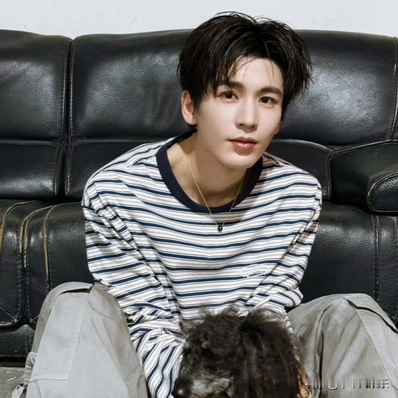 2026年4月18日晚张凌赫ins突然更新的一组萌照，瞬间炸醒了不少熬夜刷手机的