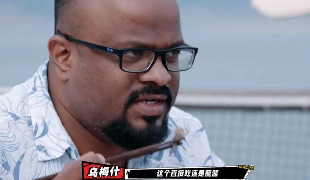 一对外国夫妻到青岛旅游时，民宿老板热情的做了油炸蝎子邀请俩人品尝，夫妻中的丈夫夹