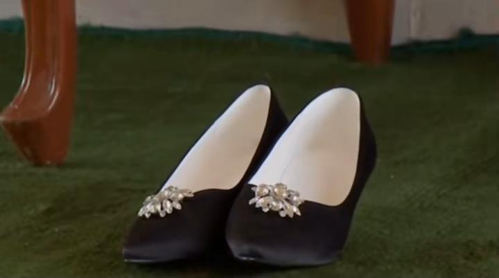 韩国一对夫妇前往印度在一处活动现场前，特意换上了一次性白鞋有点像酒店的那种鞋子，