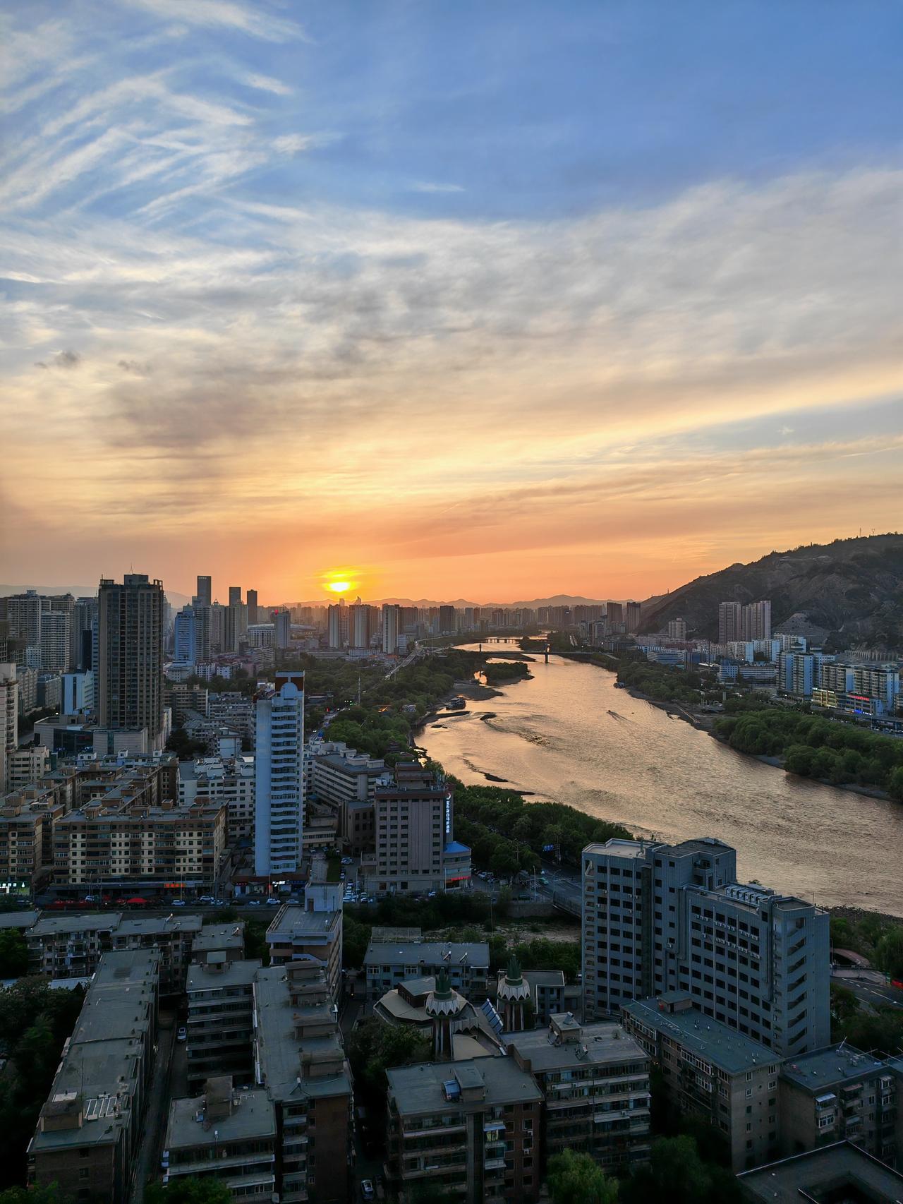 就在5月9号那天，民政部官网悄咪咪更新了今年头三个月的统计数据，没有大张旗鼓的发