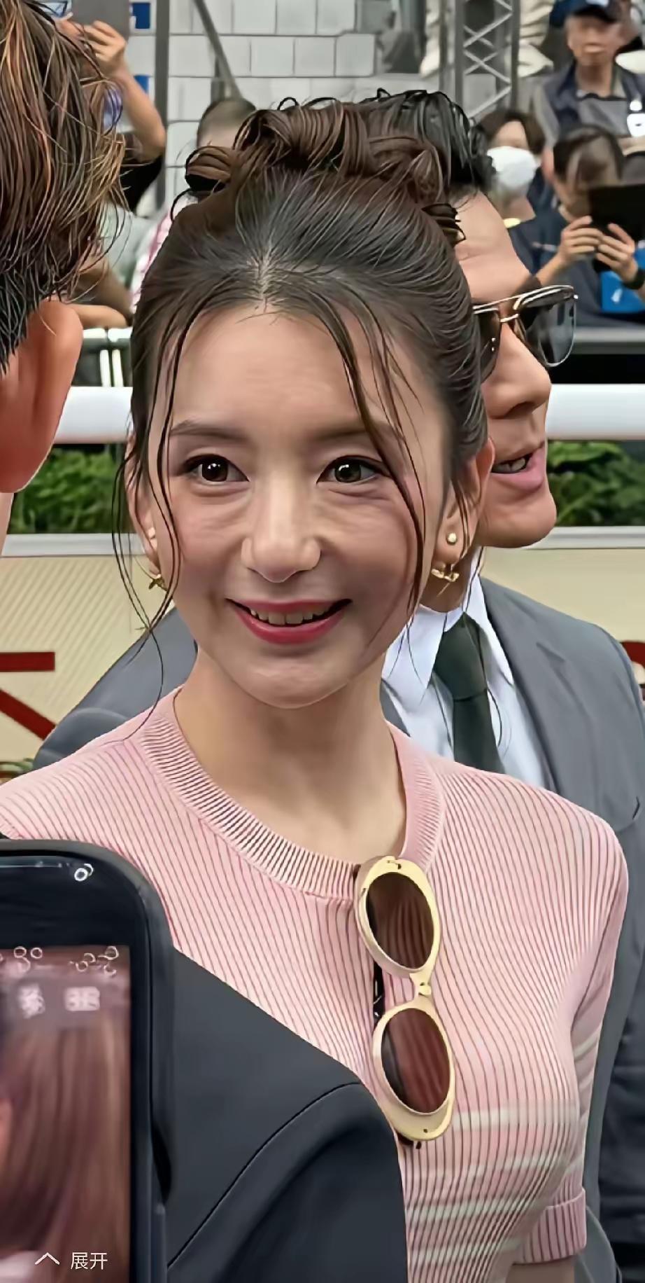 她怎么大变模样了，身材很苗条，但是她的眼袋很深，就好像是两个世界的人你们认识她
