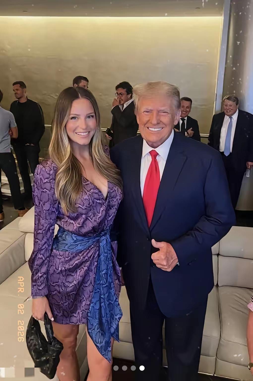 特朗普和他的高级助手玛戈·马丁的合影，背后有着不少故事。玛戈·马丁在美国俄克拉何