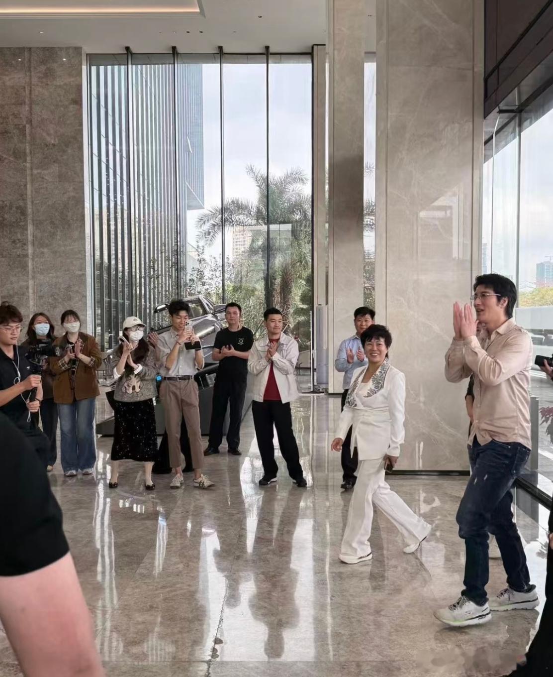 王力宏现身比亚迪总部进行了一次高规格的参观访问虽然双方还没有官宣具体的合作内容