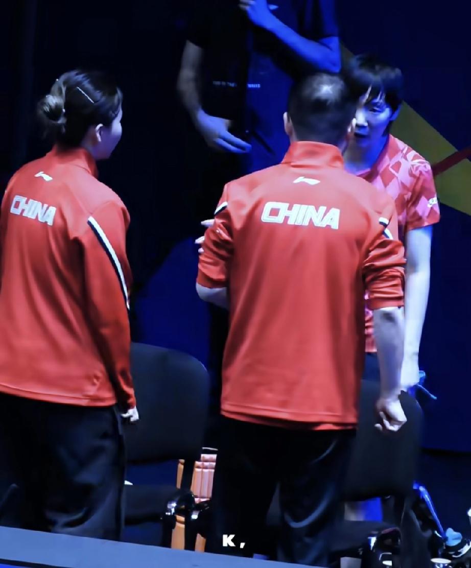 伦敦团体世乒赛女团半决赛，国乒女队速胜罗马尼亚女队。王曼昱3-0零封罗马尼亚一姐