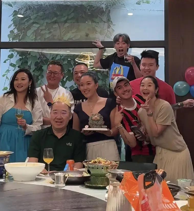 英达这下笑不出来了，不是他又离婚了，而是他办66岁寿宴，大儿子巴图没到场，2个孙