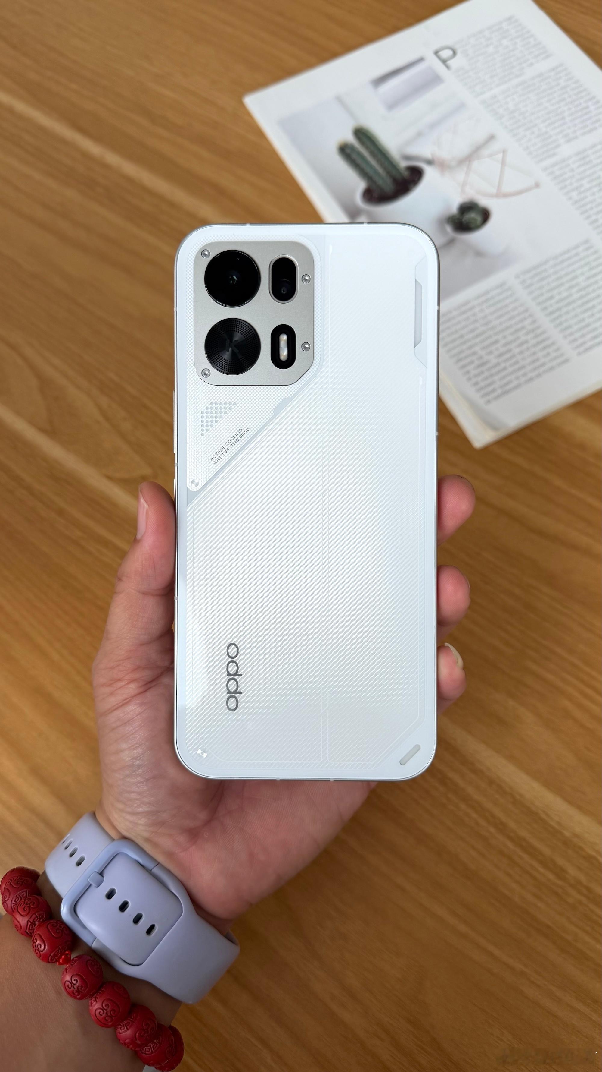 刚用OPPOK15Pro+跑了安兔兔，室温26℃下实测301万