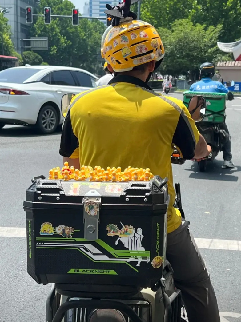 自从开始跑众包，我发现送外卖是真的香，因为真的很自由你想什么时候上线，就什么