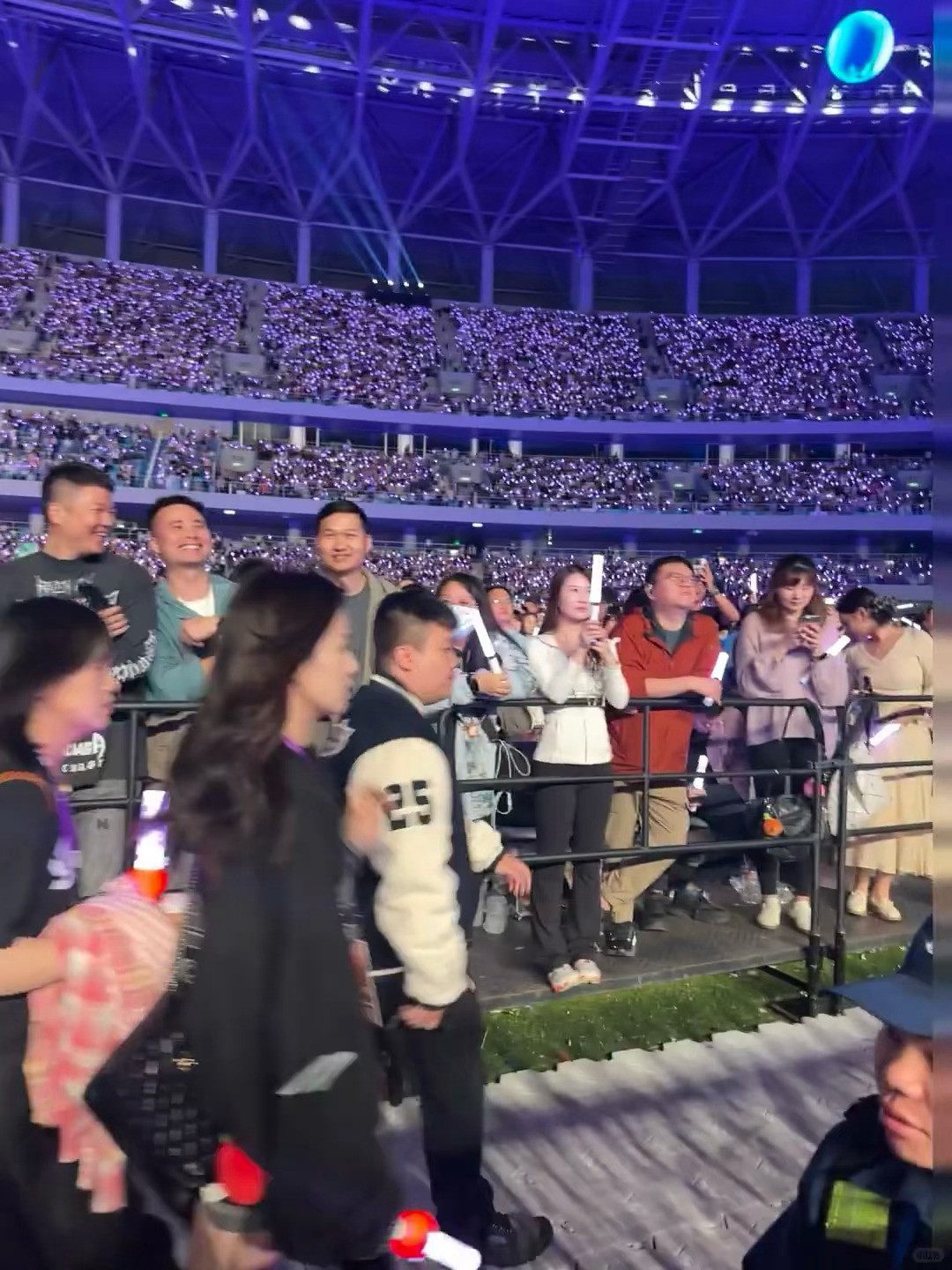 五月天演唱会偶遇白鹿真好啊又去看演唱会了