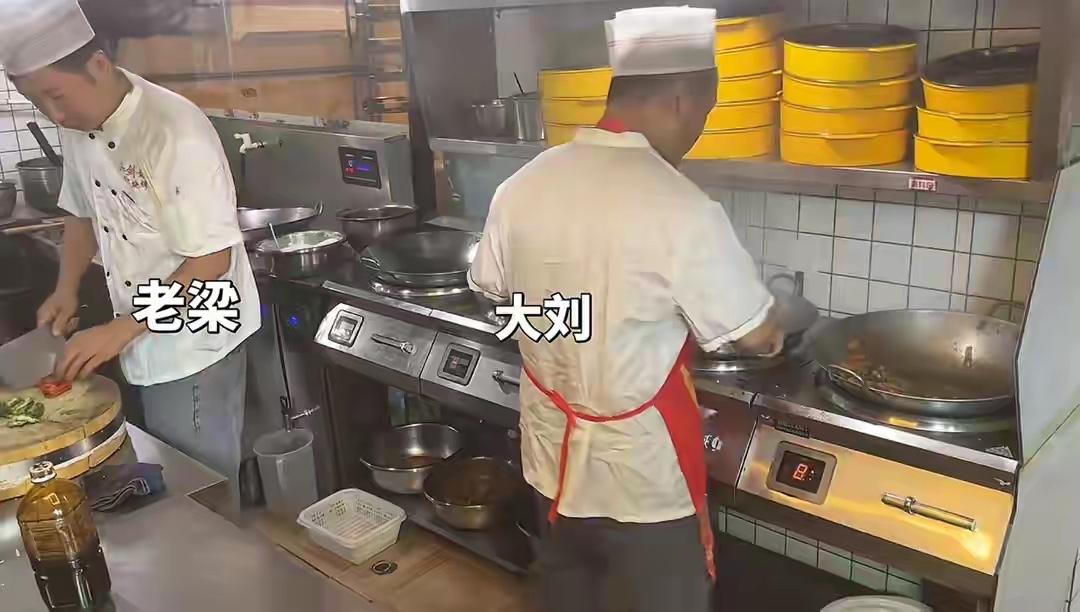 厨师忘关油锅致店铺烧毁，手写欠条愿赔钱被老板当场撕碎：意外谁也不想发生“每个
