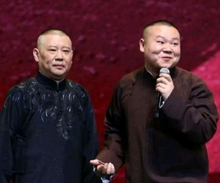 2015年，岳云鹏刚上完春晚，直接坐车来到郭德纲家，进门就问：“师父，我刚才的表