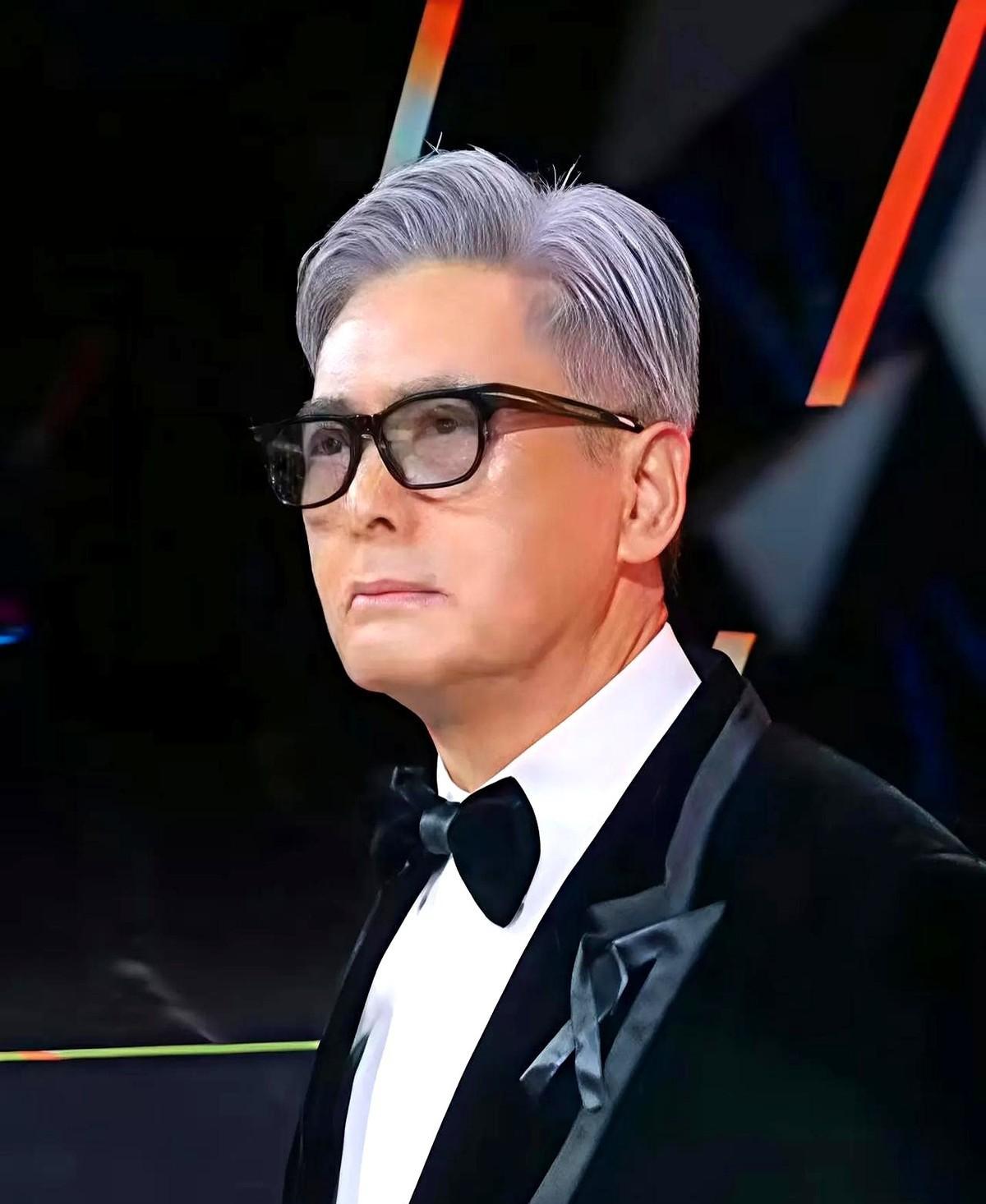 说实话，第一眼看到69岁的周润发，我是真的没敢认。满头白发，身形清瘦，脸上