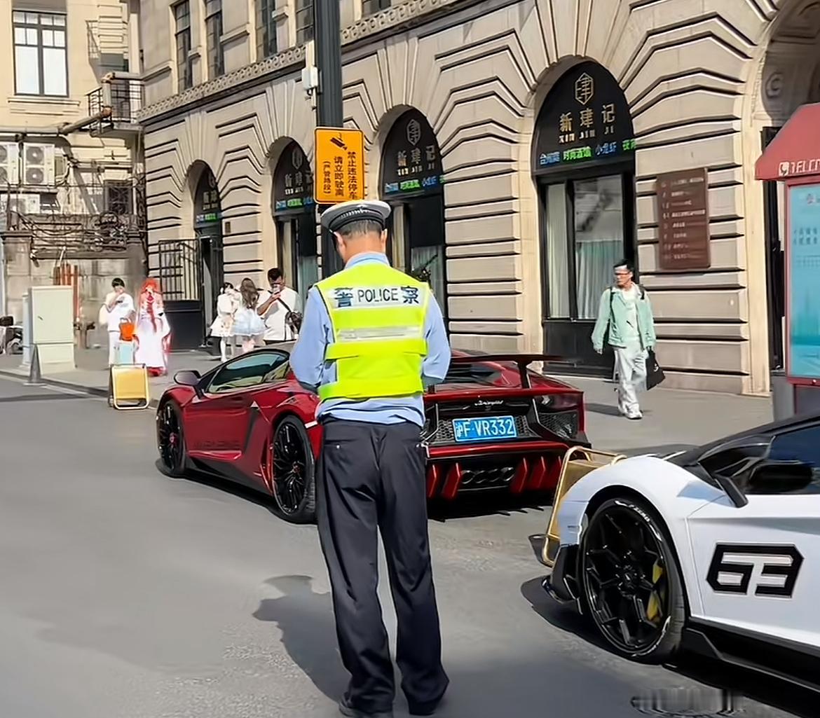 大网红白冰偷税漏税后首现身，仍然是那么富贵，豪车就值1000多万。日前，知名网