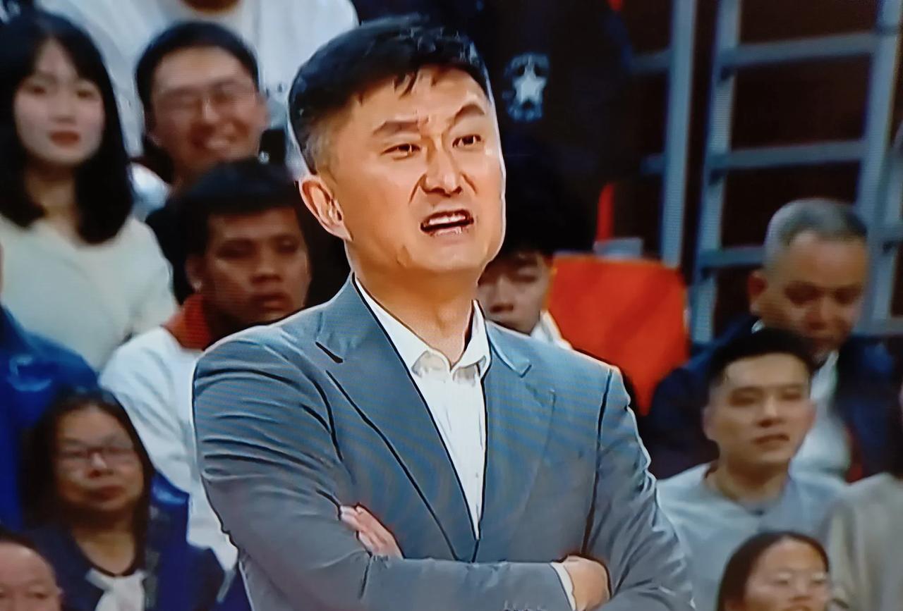 CBA联赛间歇期几大悬念:第一悬念:杜峰是否能被广东宏远俱乐部续约？杜峰与