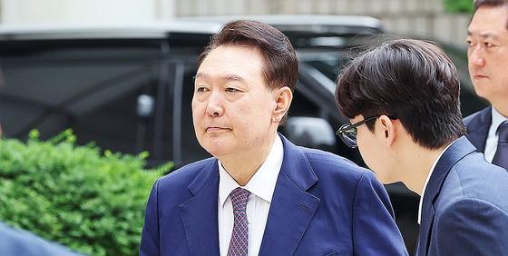韩国尹前总统一方对内乱特别检察组的逮捕令申请表示强烈反对，并且于25日向法院递交
