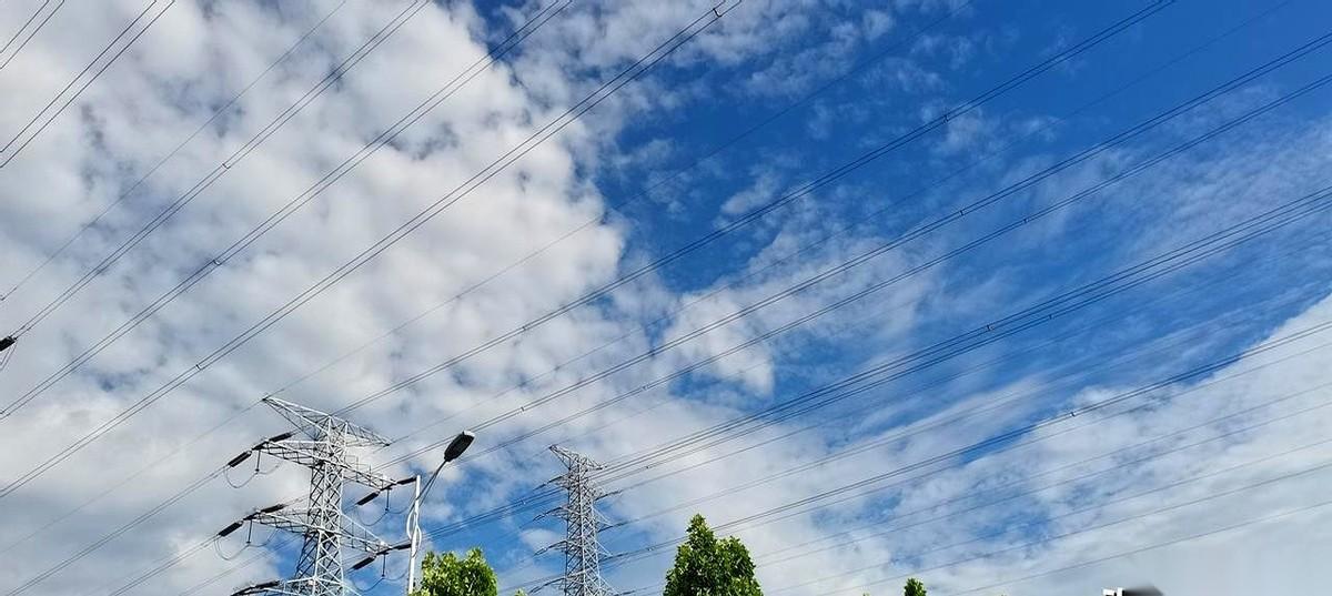 手机“叮”一声，家长群弹了出来。六月一日，周一，孩子们放假一天。办公室里瞬间想