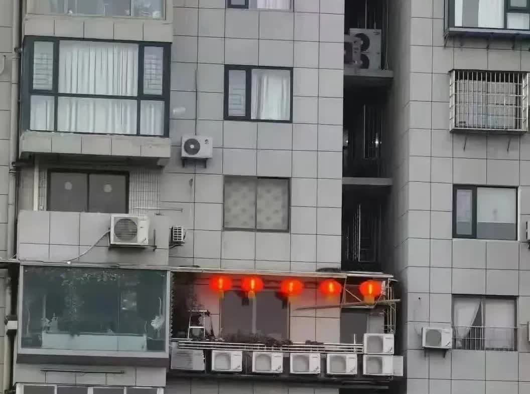 辽宁，一名男子在阳台上打电话时，无意间瞥见对面楼一户人家在阳台上装了五盏大红灯笼