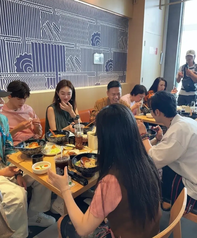《中餐厅》第九季的嘉宾们在飞往摩洛哥之前，于大兴机场吃了一碗面条。瞧瞧这次的固定