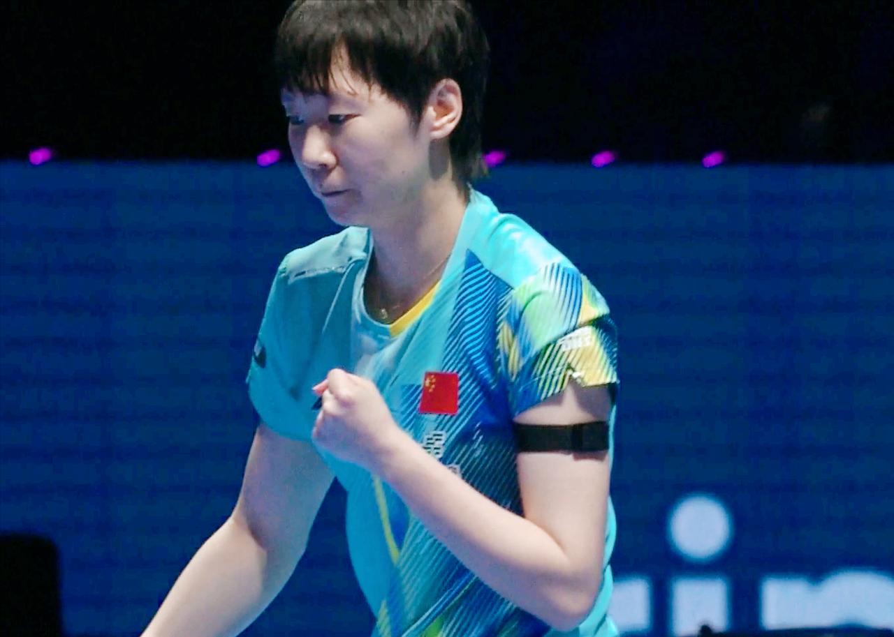 笑死我了！侯英超送给伊藤美诚两个字！无解！用周冠达的话就是：不是大姐、二姐