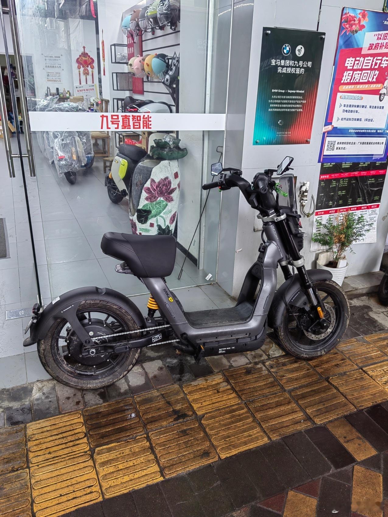 新国标的电动自行车要大量减少塑料件的使用，整车占比不能超过5.5%，新国标电动车
