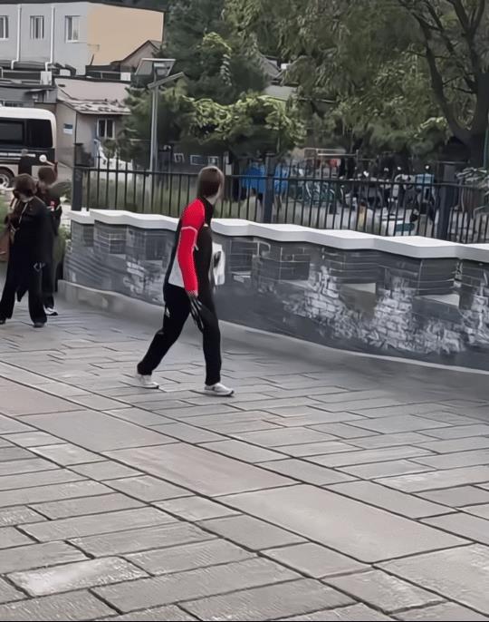 感觉现在的圆满很珍惜能一起比赛的日子！曼昱：别玩手机了，快点跟上啊。哈哈，都
