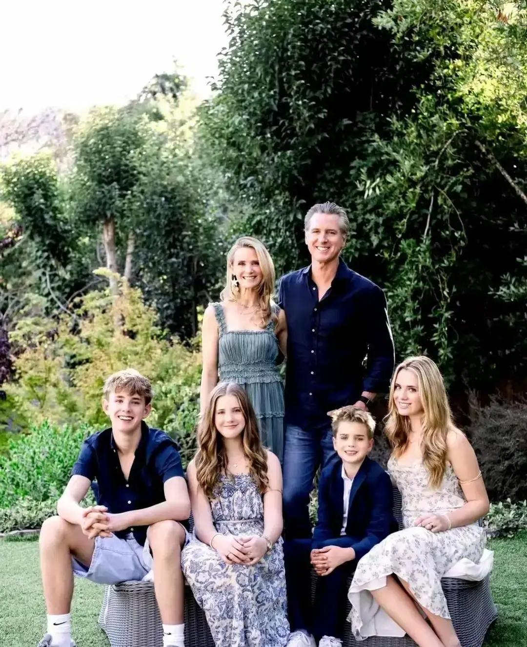 97公斤对86公斤，谁更像总统？加州州长纽森把体重钉在86公斤。特朗普97