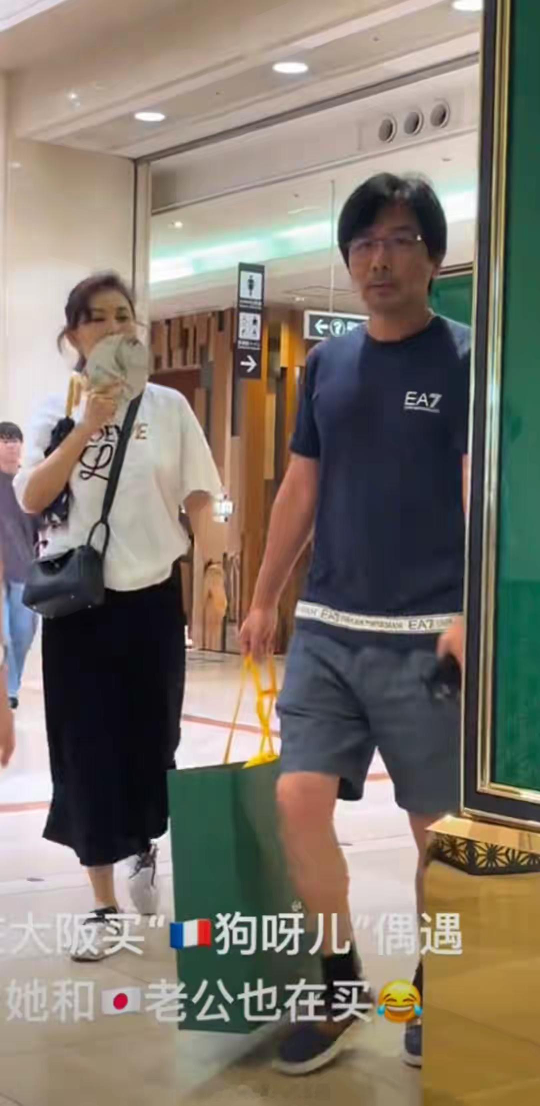 牛莉夫妇日本逛街被偶遇，大8岁富豪老公露面，一身名牌很显年轻！​​​