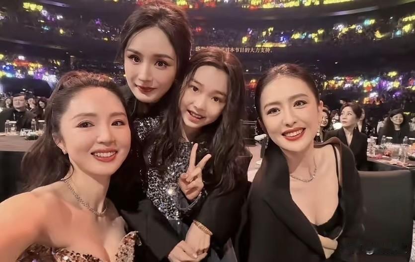 不是董璇不会拍照是杨幂已经离不开精修美颜了四个人的大合照杨幂甚至不如佟丽娅