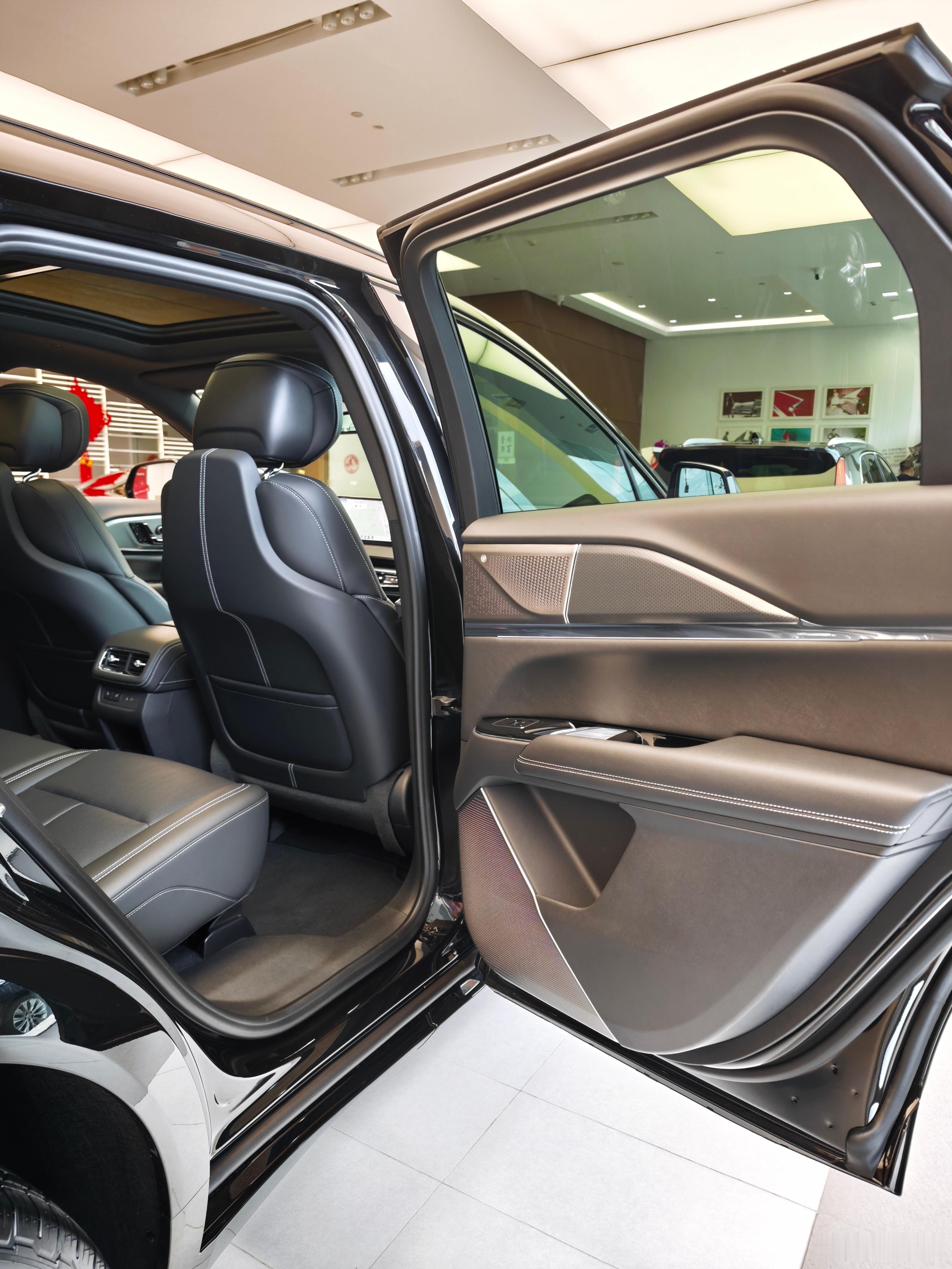 由于传统美国车这种注重舒适性、静谧性与音响效果的特性非常符合我的需求，所以一直想