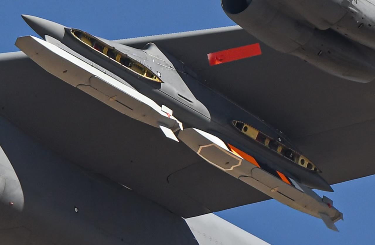 美军首次展示了B-52H轰炸机挂载新一代隐身核巡航导弹AGM-181A(LR