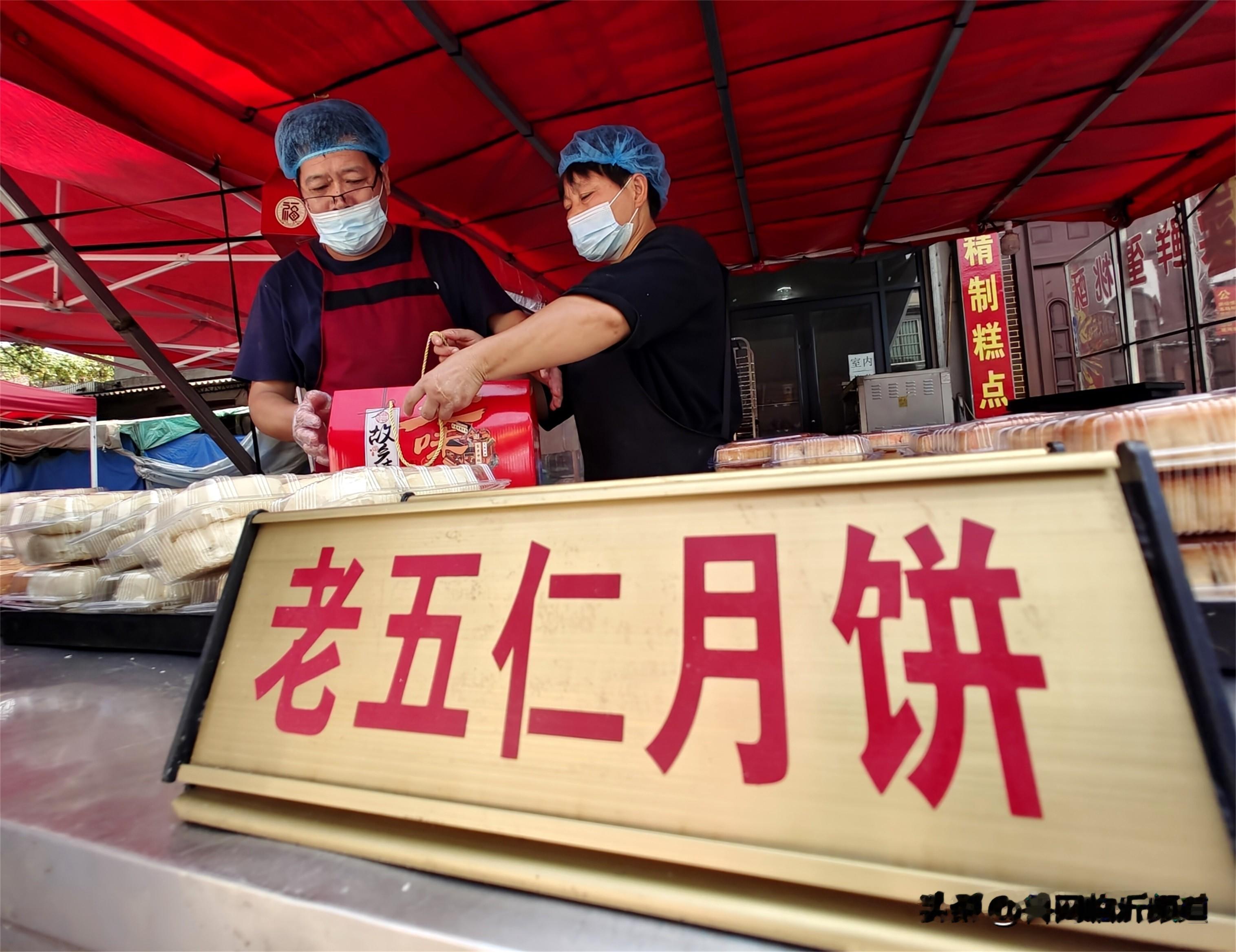 中秋一过，各大商超的月饼集中下架，一部分临期、没有变质的月饼会被饲料企业回收处理，有意思的现象出现了