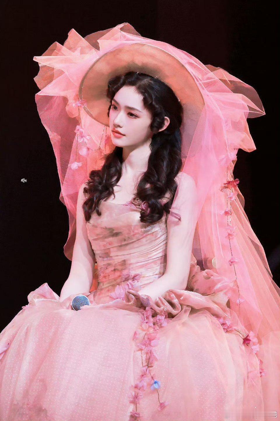 水龙吟演唱会上的林允好美哇。。跟个洋娃娃一样！特别用心的妆造从搭配到发型像从油