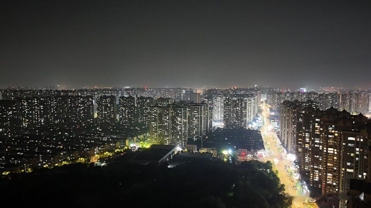 没想到！曾经被誉为长沙乡下的望城人气竟然这么高！从夜景灯光图看，如今的望城高楼林