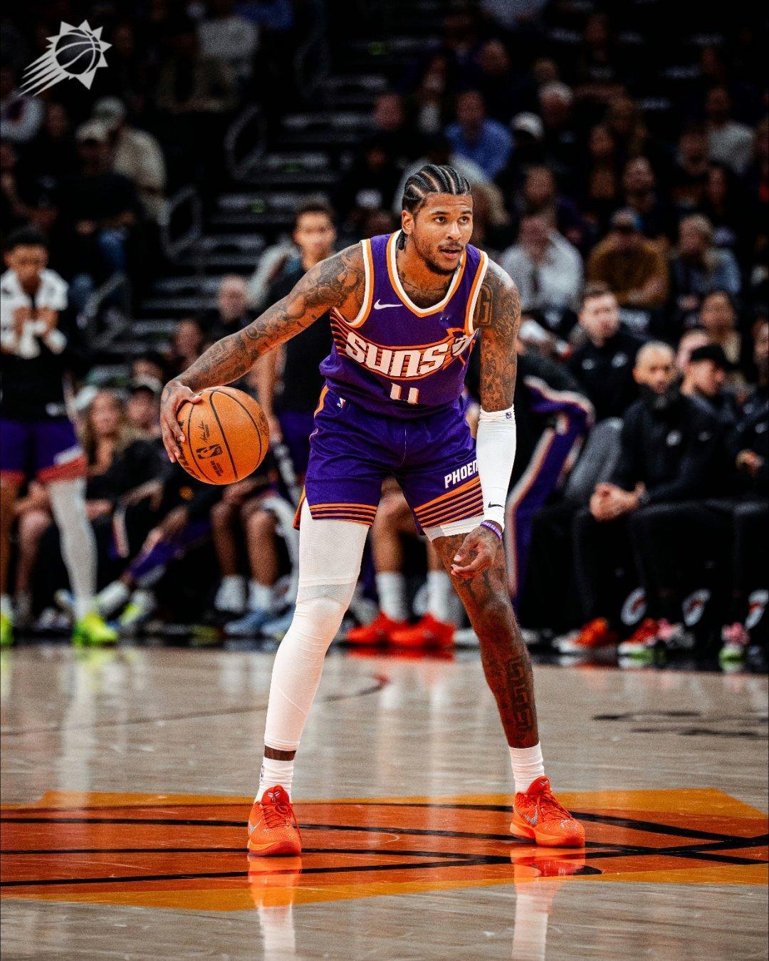 格林这看样子是不会再上场了。今天15分35秒里，9投4中得到11分4板1助1冒2