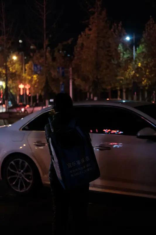 老王饭局喝多了，叫了个代驾，坐上车后，代驾摘了墨镜，老王惊恐道:“是你?”