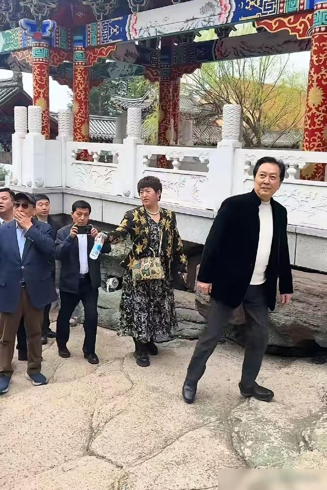 唐国强姜昆突然现身丹东。就一个老演员而已，谈不上什么艺术家。老一辈艺术家都这样，