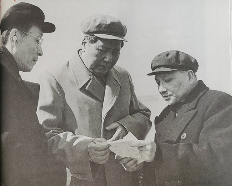 1967年初，邓小平的处境很不好，外面贴了很多他的大字报。他很想见毛主席，和毛主