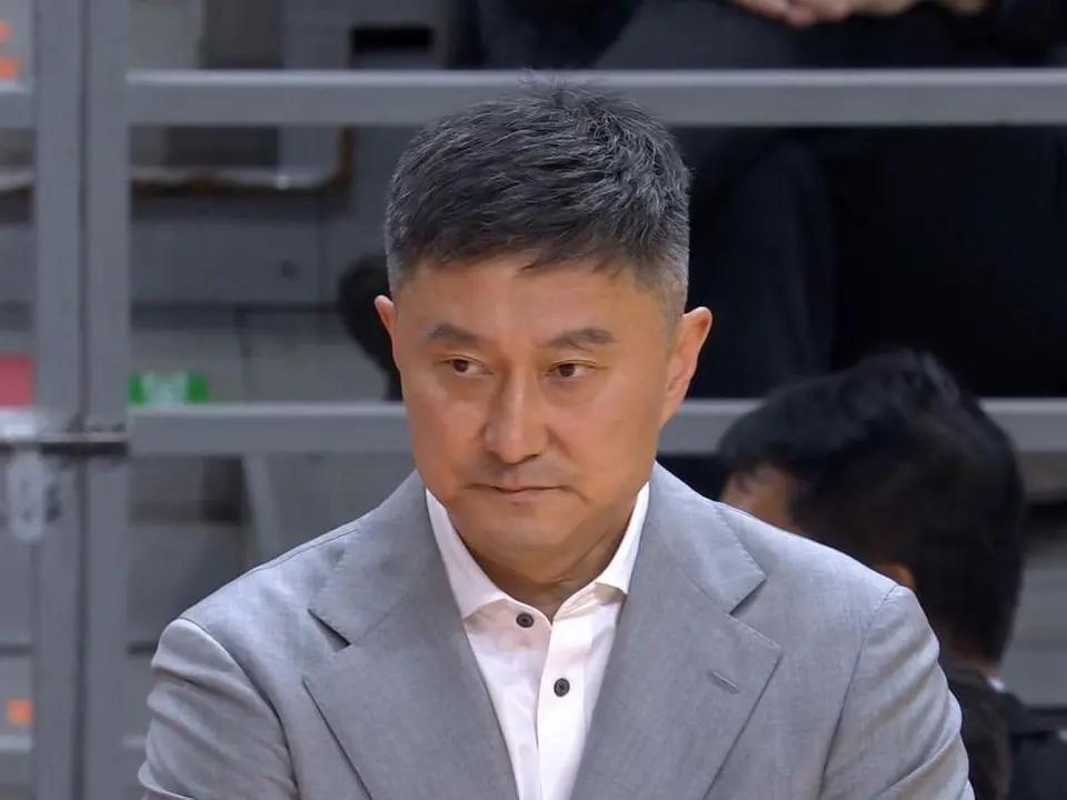 有人说杜锋当年是因为四次赢日本才下课的，我一开始以为是网友输急了编的气话，特意去