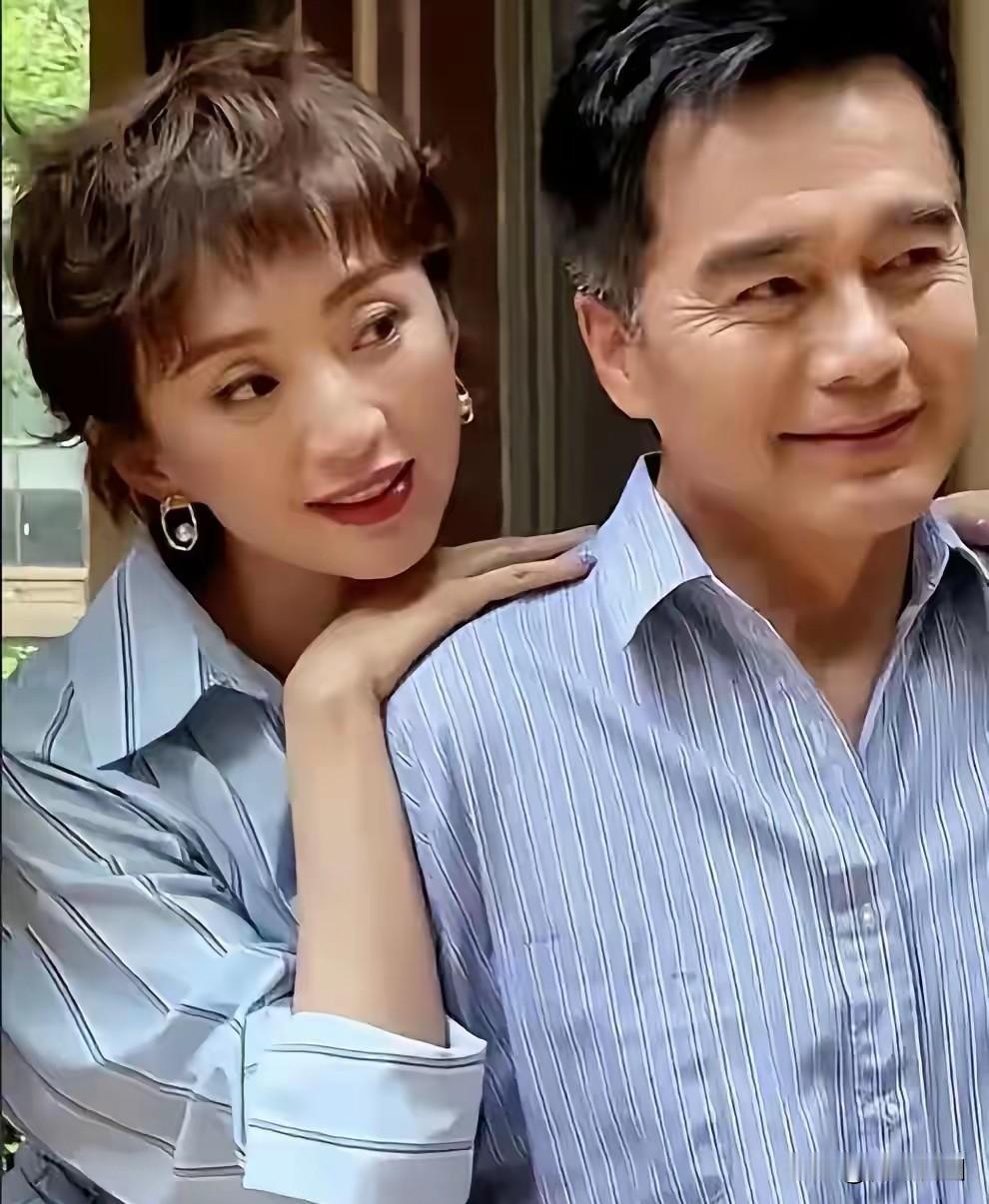 针对许亚军发声明追责网暴，这事得掰扯清楚！他儿子给母亲办葬礼，作为生父未到场