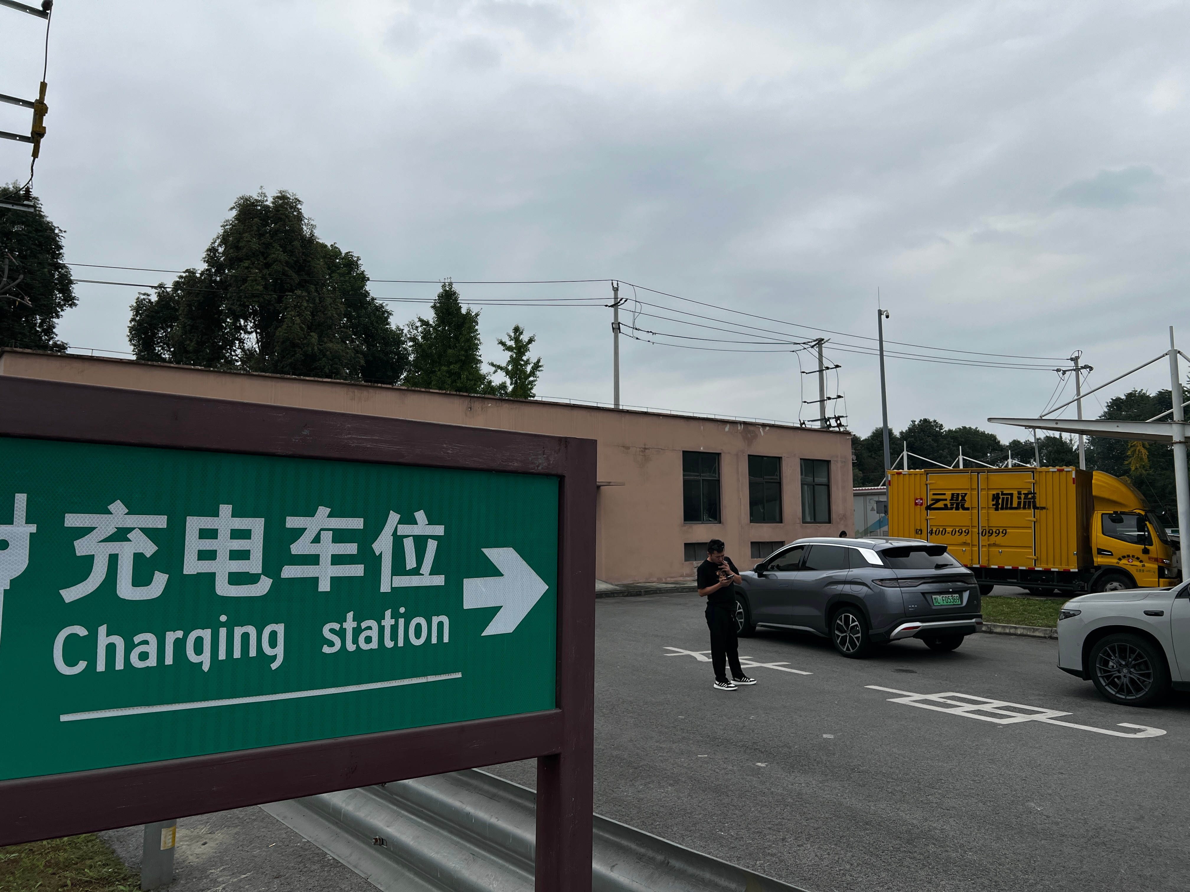 长假电车跑长途，遇到服务区充电排队，你会不会下高速充电，顺便吃个饭呢？下了高速，