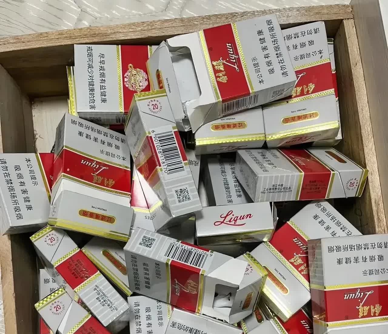 广东，一名女子在帮老公收拾屋子的时候，意外地在他的床头柜里，发现了一柜子的烟。她
