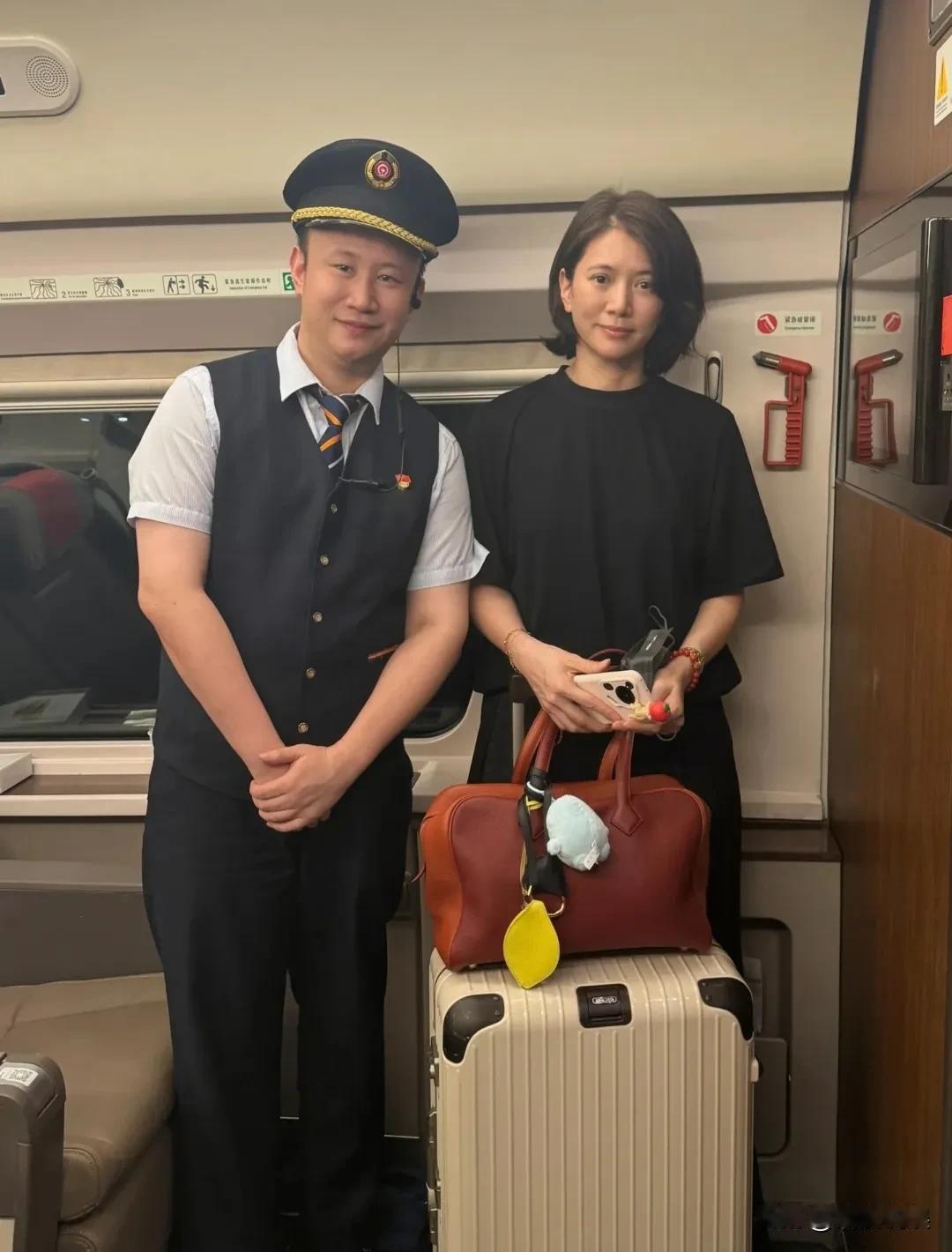 袁咏仪坐高铁去长沙支持老公张智霖的《披哥》，夫妻俩真是公不离婆、秤不离砣啊！看