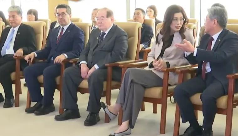 6月9日上午，郑丽文在访陆行程的第三天出现在上海洋山港。作为此行的第一个公开