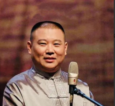 有一次，郭德纲在外演出，口渴的不行，告诉徒弟：“去后台看你师娘在不在，问你师娘要