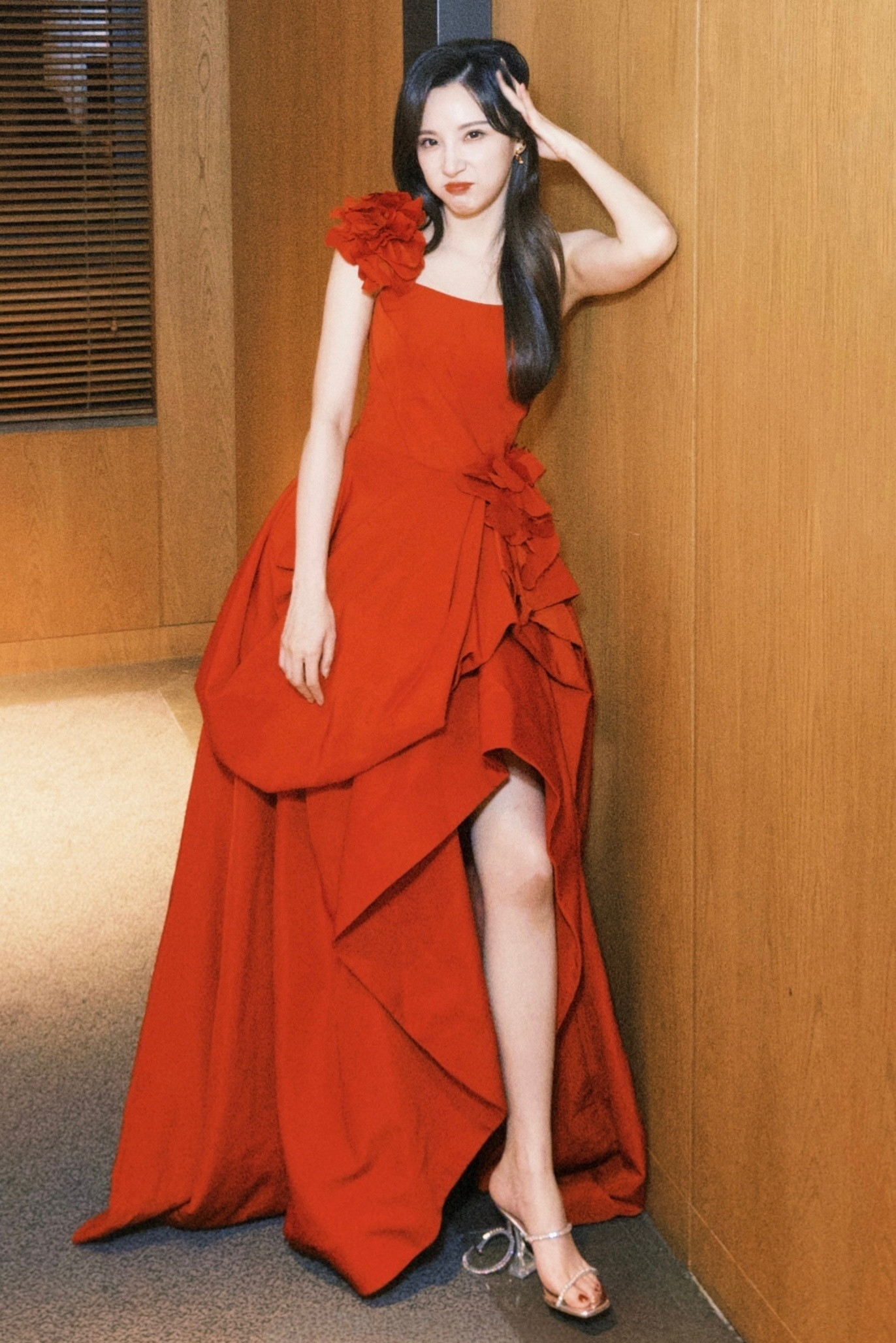 马凡舒：丝绸之路国际电影节妆造型，红裙优雅迷人