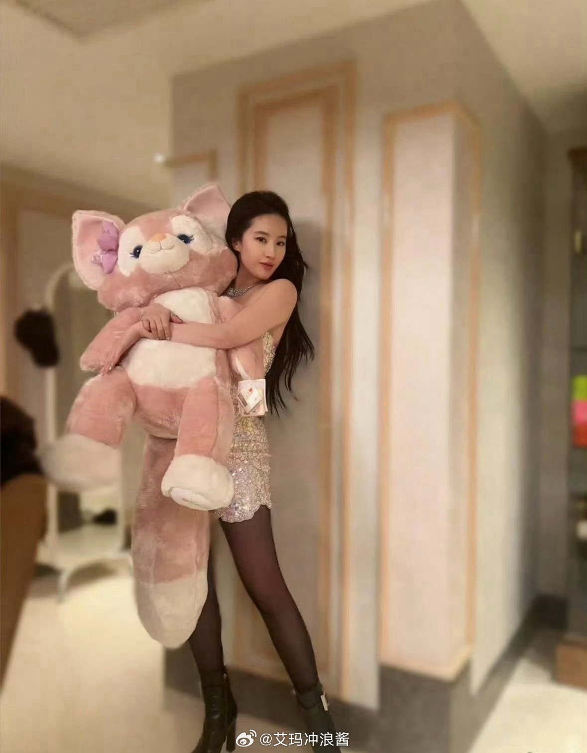 “不愧是中国第一美女刘亦菲，谁能顶得住啊”