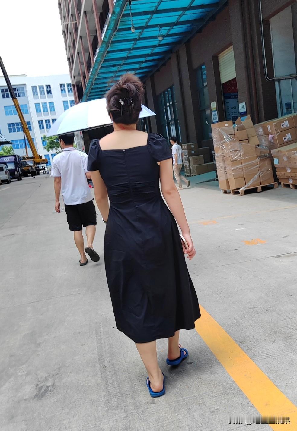 工厂里做员工真的很累，除了正常班8小时，晚上还要加班，不加班工资低的可怜，唉！