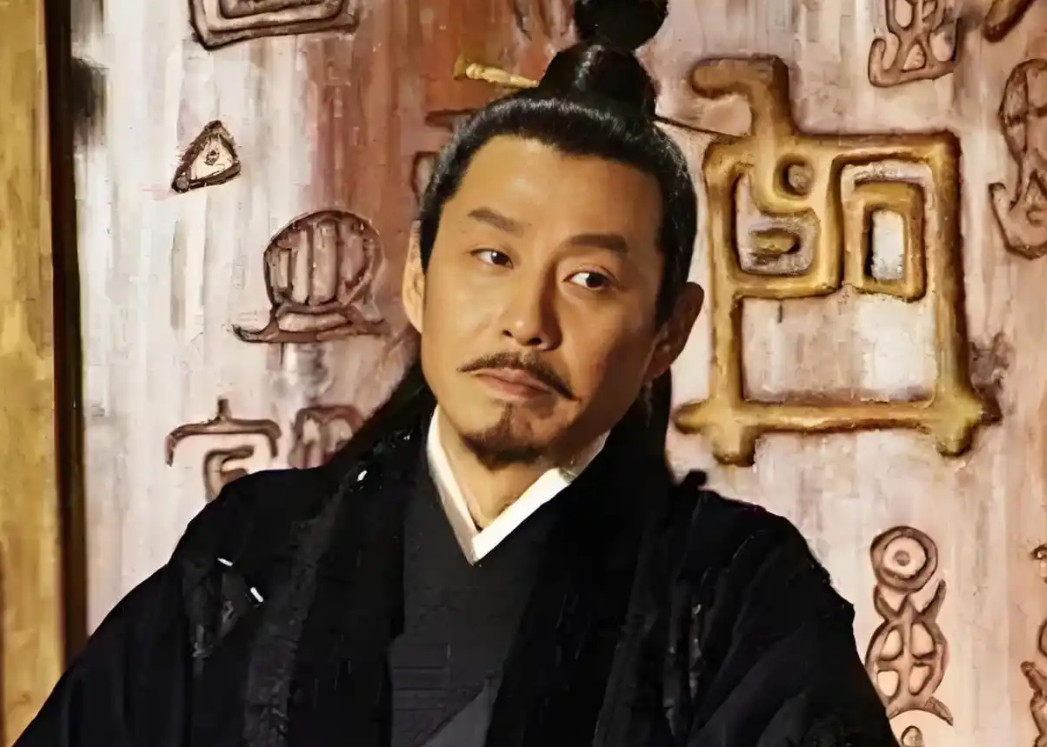公元前473年勾践灭吴，范蠡看透君主只能共苦不可同安乐，主动辞官归隐江湖，转行经