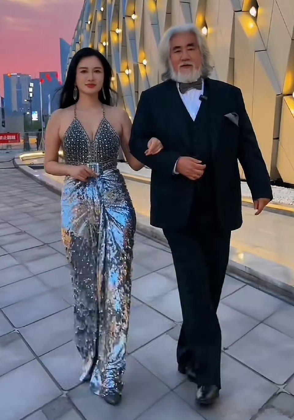 张纪中被孩子问爸爸你什么时候死这孩子真挺冒昧的，是不是玩手机玩多了，不知道张纪中